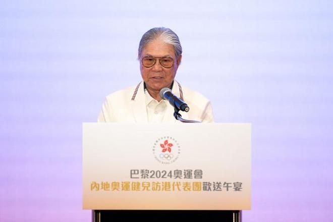 婵合影儿媳郭晶晶帮忙介绍小红给霍老认识新利体育app可爱!霍震霆排队找全红